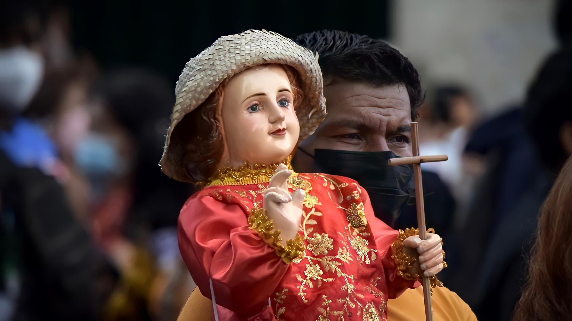 The Sinulog Festival in Cebu City celebrates Santo Niño with grand street parades, dances, and colorful traditions.